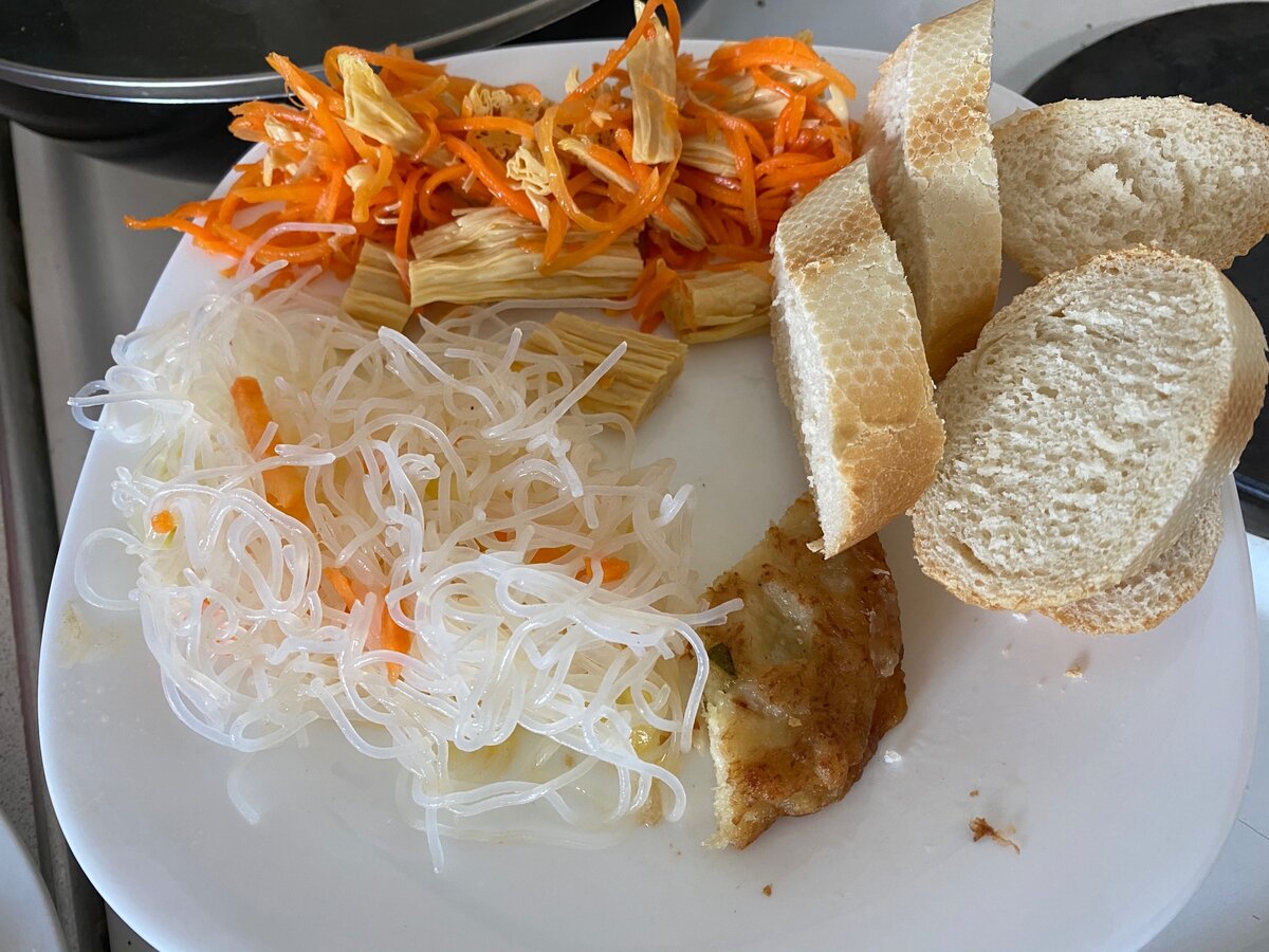 Фунчоза , спаржа, хлеб. 