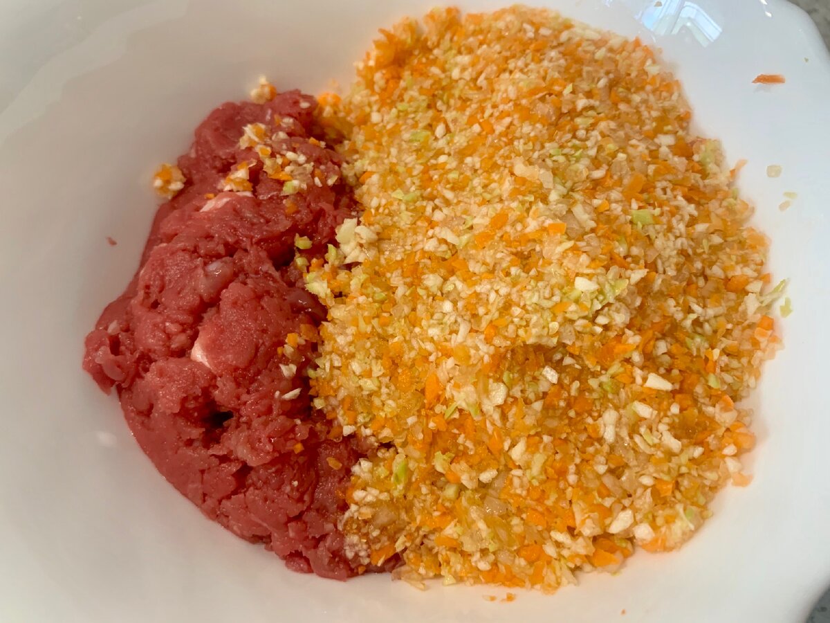 Кусочек говядины, лук, морковь, немного кабачка