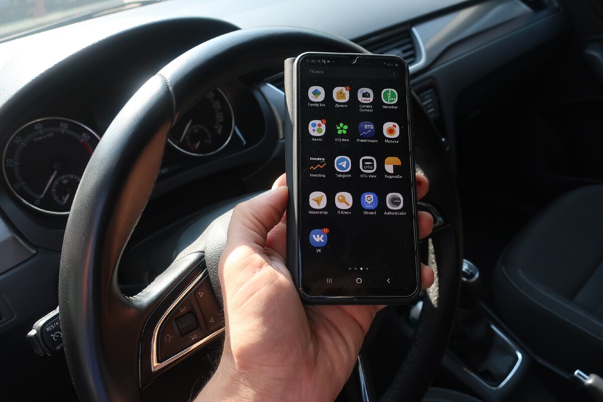 думаю, что вы заметили похожий значок в правой части экрана