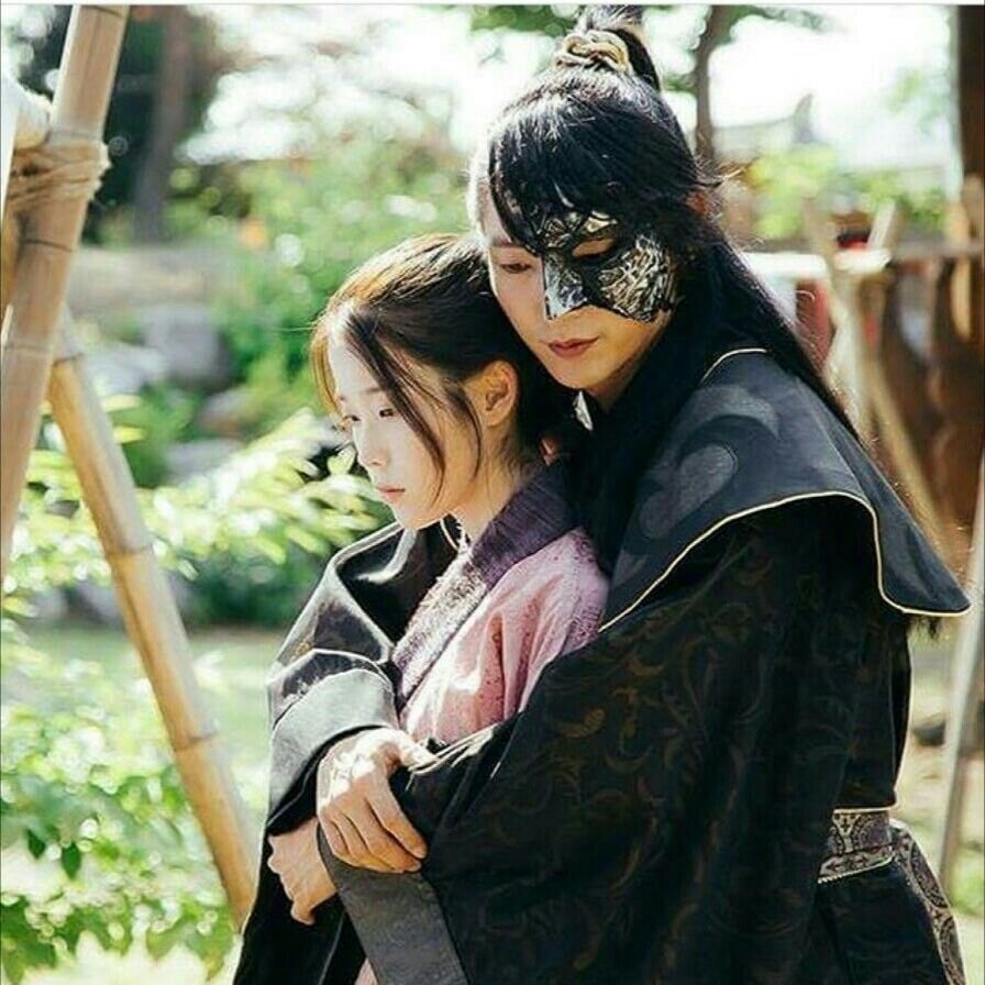 Кадр из  дорамы "Алые сердца Корё"