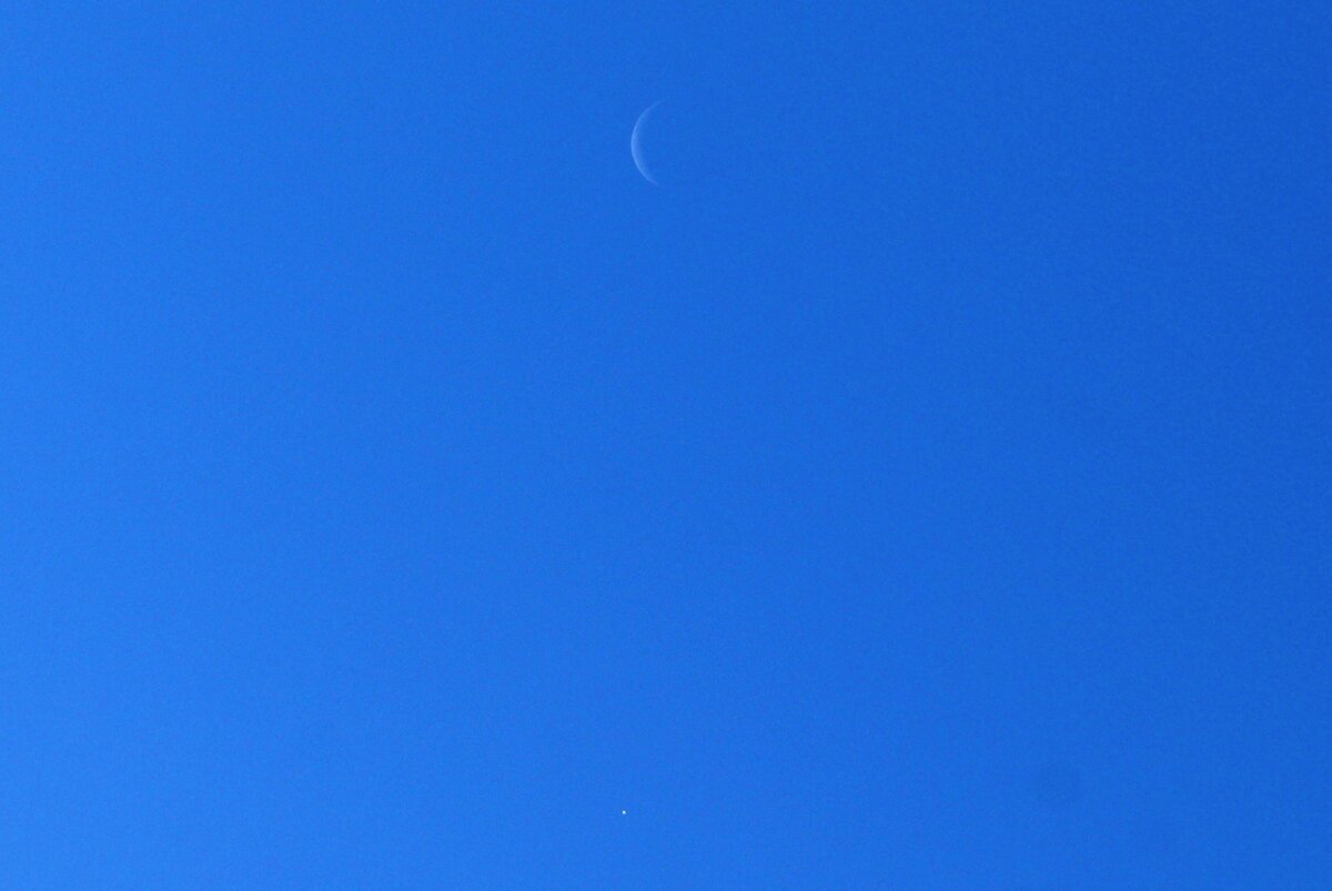 Вид Венеры и Луны днем 14 сентября 2020 года, фото на объектив Canon EF 55-250 и фотоаппарат Canon 650D