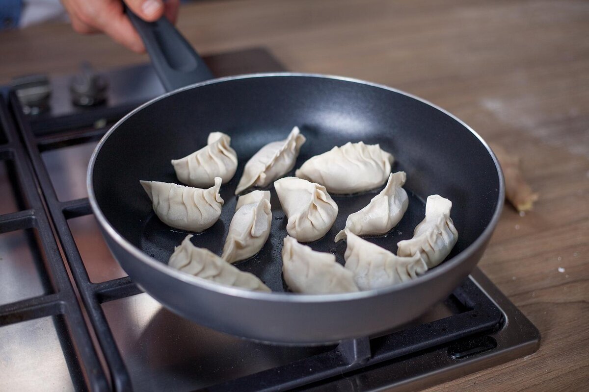 Милти гречневая лапша с вешенками и курицей. Пельмени на сковородке. Пельмени жареные на сковороде в сливочном масле. Жареные пельмени с пивом.