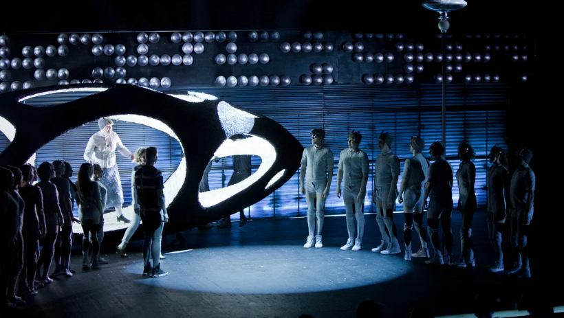 Кадр из сериала Дивный новый мир/Brave New World