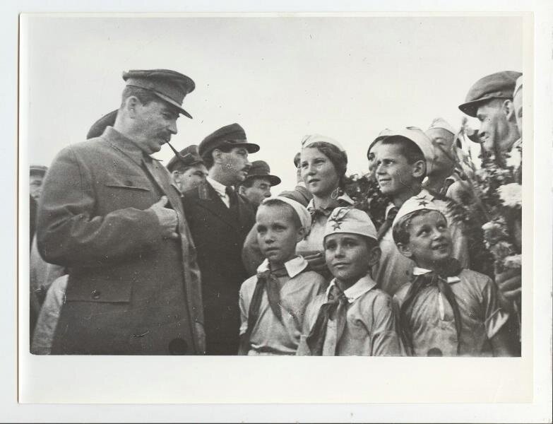 Неизвестный автор. Иосиф Сталин с пионерами. Дата съемки 1930-е. МАММ / МДФ