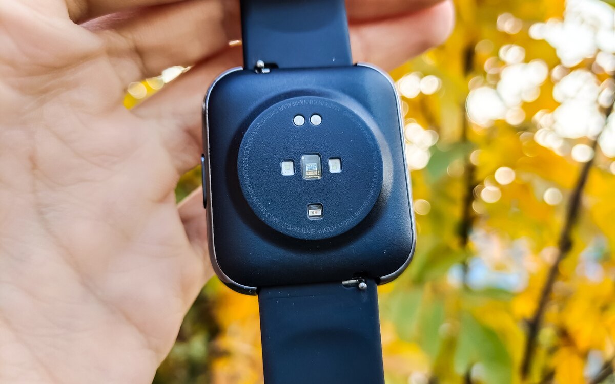 Датчики для измерения пульса и уровня кислорода в крови. И контакты для зарядки