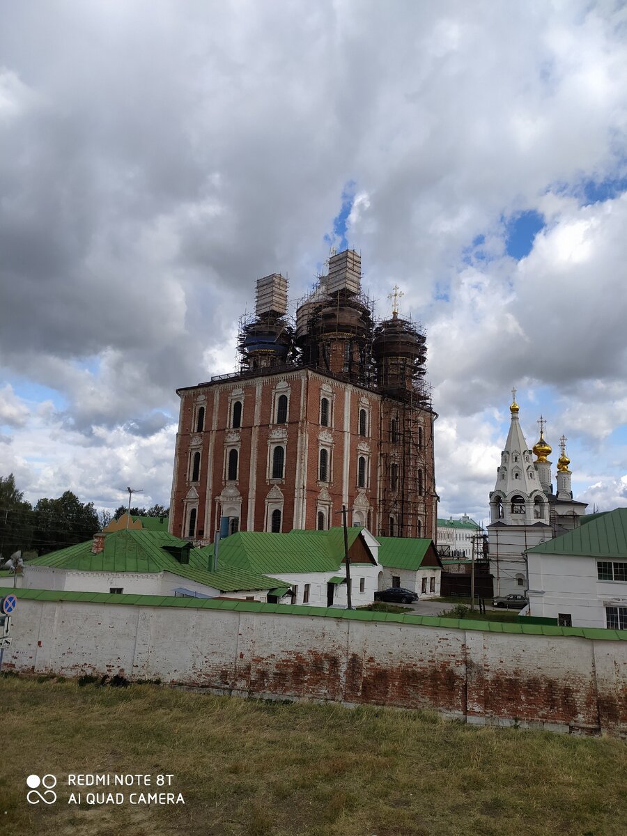 Вид на собор с оборонительного вала. 