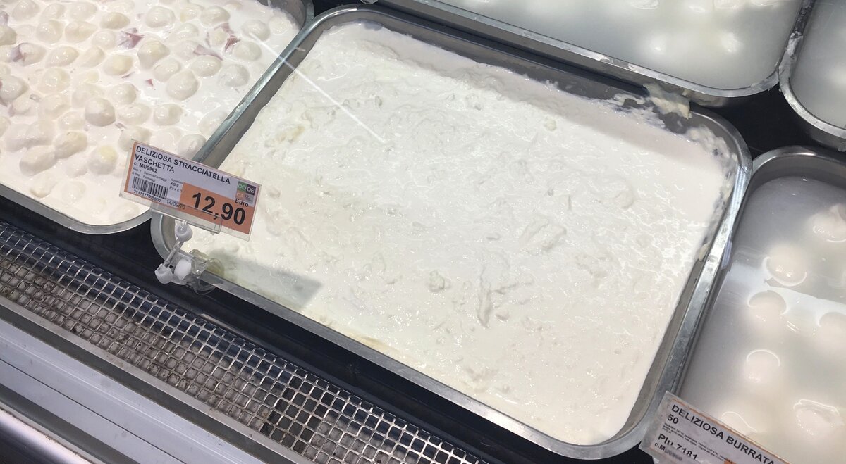 Stracciatella недешевое удовольствие, также как и другие сыры, которые производят из молока буфалы  