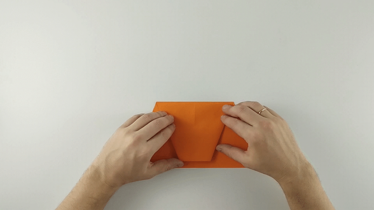 Шаг 6. Отгибаем часть которую сгибали на 5-ом шаге вверх. Расстояние между линиями сгиба около 2-х см.