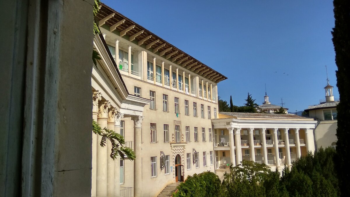 Здание состоит из центрального объема и двух длинных  крыльев, на изломах которых устроены башни-лестницы