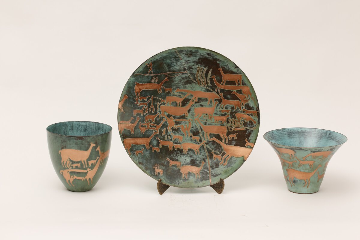 Эдуардо Рейес Бахамондес. Сосуды и тарелка. Бронза, патина, 2018 г.