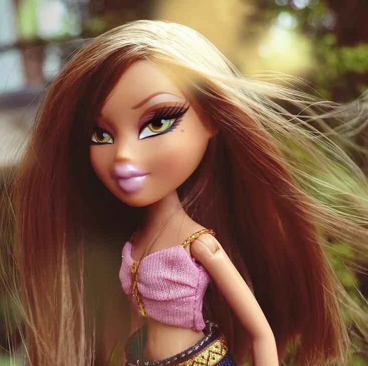 На фото - зеленоглазая Жасмин из куколок Братц. Но нет, это не мое наваждение) У меня другие