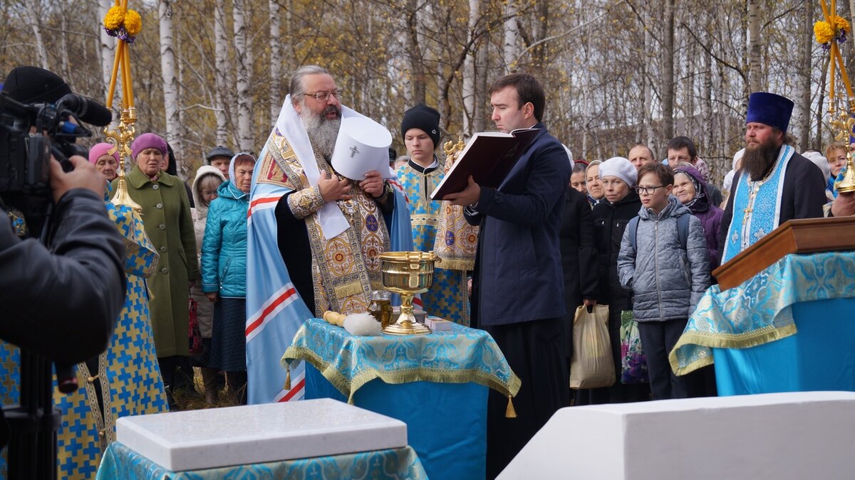 Митрополит Екатеринбургский и Верхотурский Кирилл совершает Чин освящения камня будущего храма святого Евгения Боткина в Корабельной Роще г. Первоуральск 1 октября 2018 года