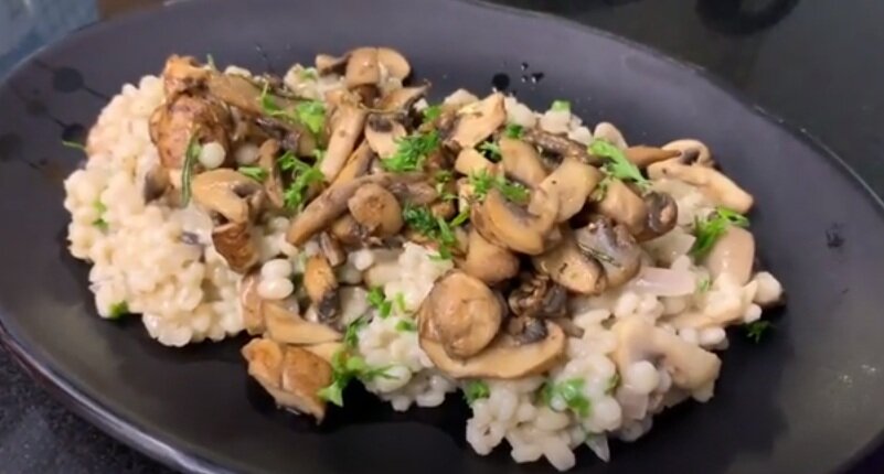 Блюдо из перловки. Скриншот из видео. Используется и распространяется бесплатно по лицензии https://www.youtube.com/t/terms