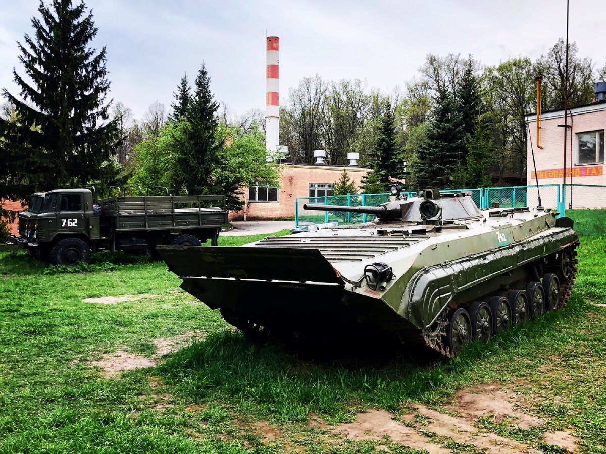 Слава богу эта техника уже не стреляет, а припаркована в одном из подмосковных отелей (Фореста)