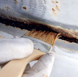 Работа с металлом. При таком типе работ нужно позаботиться о защите от коррозии. Перед окрашиванием требуется металл подвергнуть кислотному грунтованию, которое поможет защитить поверхность от ржавчины. Затем нужно обработать эпоксидными смолами, а потом грунтом против коррозии типа 1К.