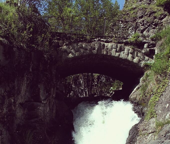 Древний каменный мост и небольшой водопад в Абастумани