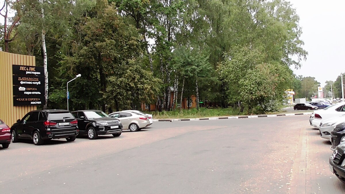 стоянка возле отеля