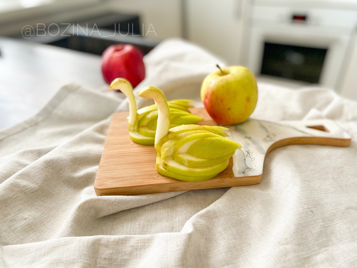 Лебеди из яблок