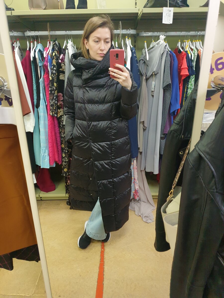 Капюшон можно закрепить на кнопку и тогда получается обьемный ворот.