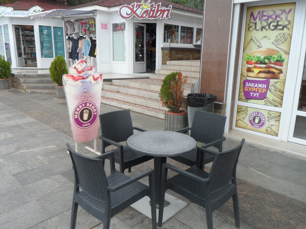 Кафе на набережной с вкусным кофе