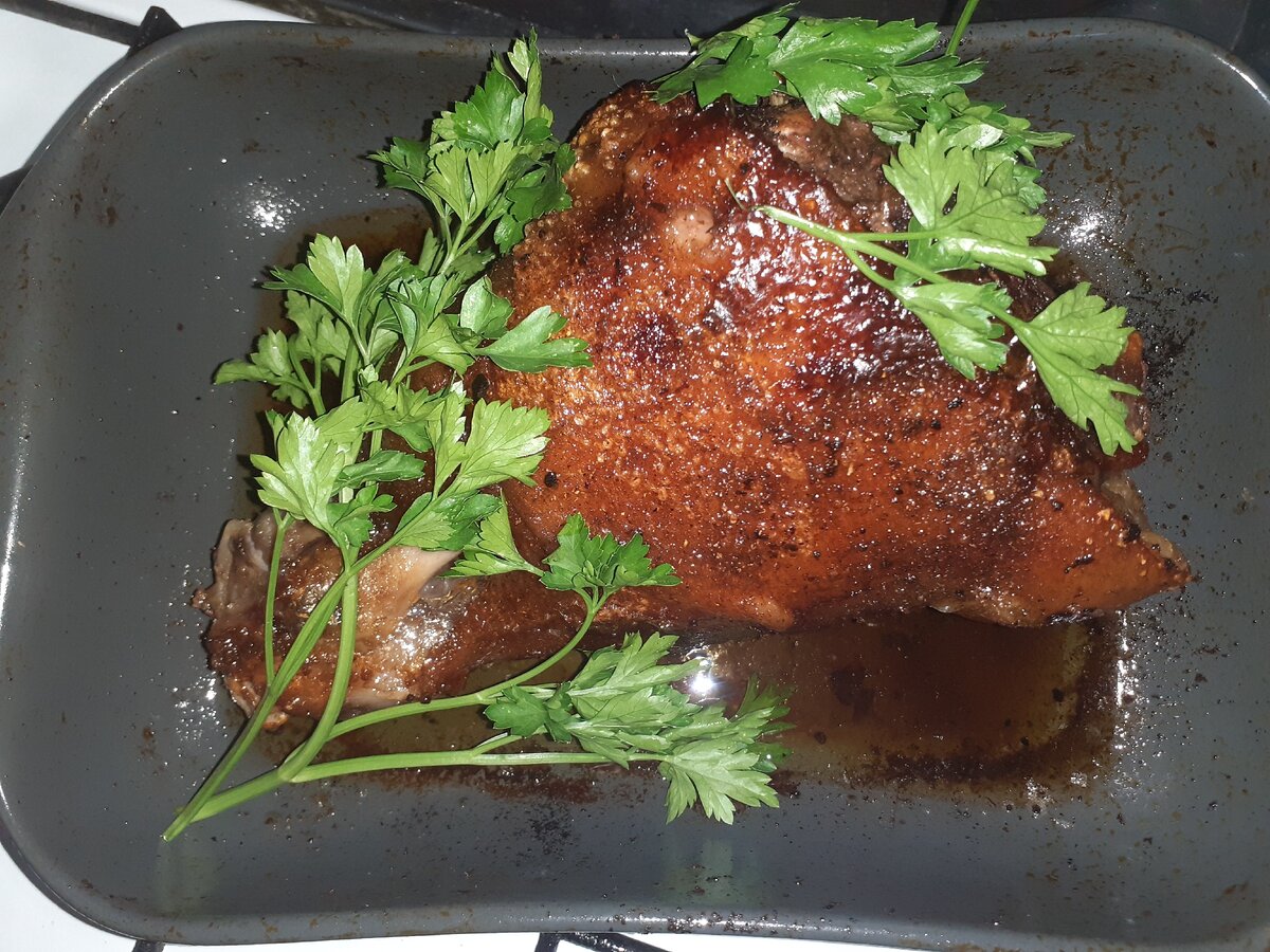 Свинвя нога,запеченая в духовке