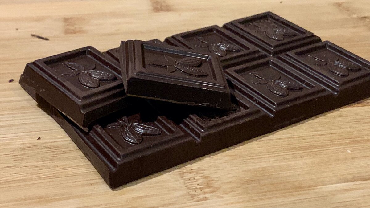 Качество шоколада россия. Горький шоколад Белоруссия. Черный Горький шоколад.