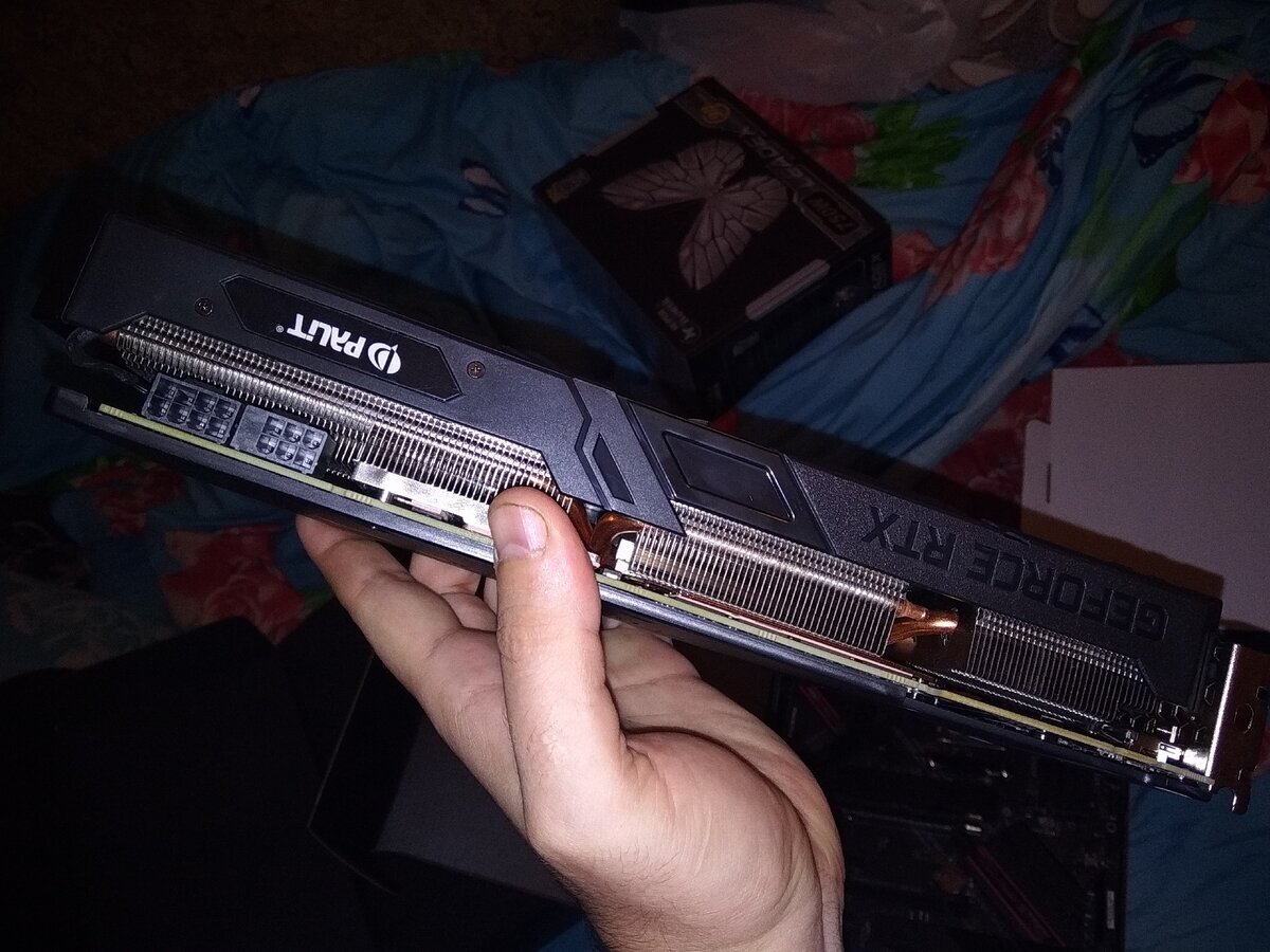 Привет народ, советы и ошибки при покупке Видеокарты будут банальны и много раз разбирались, однако многие люди до сих пор их совершают. Если у вас есть знакомые, кто собирается покупать видеокарту, репостните эту статью. А так же поставьте лайк, что бы как можно больше людей ознакомились с информацией. Спасибо!1. Считать только объем памяти.
Тут всё безумно просто. Как дважды два. Многие люди, до сих пор думают, что чем больше ядер процессора, тем он мощнее, совсем не уделяя должного внимания на другие показатели.
То же касается и видеокарт — ошибочно думать, что 24 гига видеопамяти у какой-нибудь старенькой Quadro будут мощнее 8 или 11 гб у RTX 2080 super или RTX 2080 TI.Тест RTX 2080 Ti VS Titan V
Тут не квадро, но тут титан 5, что тоже показательно при его цене более чем 300 тысяч рублей.Цена Titan V
Делаем вывод — количество видеопамяти не самое важное значение при прочих неравных. Как пример можно и RX 470 взять на 8 гигабайт и сравнить её с GTX 1650 Super. Вторая выиграет по фпс, либо будет держаться на равне в некоторых проектах.Смотреть надо на общие составляющие. Какая память, её частота, пропускная способность и так далее. Если пойти по пути наименьшего сопротивления, то достаточно зайти на Ютьюб и посмотреть тесты производительности видеокарт в 2020 году.2. Не смотреть в сторону конкурентов нвидиа.
Большинство людей предпочитают Nvidia и это факт. Для моих задач, на данный момент тоже желательно иметь карту от Хуанга (он же Куртка, он же Кожанка, он же Лицо Нвидии). Но карты от зеленых стоят заметно дороже, а в пересчете на FPS/рубль — зачастую проигрывают с хорошим разрывом.Если смотреть в сторону голой игровой производительности, то я считаю RX 5700 XT лучшим выбором на данный момент для FullHD ультра настроек. Если надо бюджетнее — RX 580 на 8 Гб, которой зачастую хватает для любой игры (конечно же не все на ультра пойдут). 580-570 карточки распродают по хорошим скидкам, вполне можно найти тысяч за 12, а то и дешевле.Цены на RX 570-580
3. Покупать "разогнанную" с завода «OC» версию.
М=МАРКЕТИНГ. Запомните это. Наценку надо делать, прибыль дополнительную иметь тоже нужно, но по факту, обычному юзеру от этого не горячо ни холодно. Всё это делается ручками, разберётся абсолютно любой человек, если будет всё делать по шагам. Вот, кстати есть небольшой от меня гайд.
Кстати после того, как я записал это видео, решил бустануть свою видеокарту. В итоге получилось 2000 Мгц на напряжении 0.95В, что гораздо производительнее чем с завода, а главное тише и холоднее.2000 Мгц на напряжении 0.95В
Надо попробовать, сможет ли моя видеокарта работать на этой частоте при вольтаже ниже чем 950 МВ.В общем наверняка вы видели одинаковые видеокарты по разной цене. У одной приписано OC и она на 2000 дороже. Так вот эту версию разогнали с завода на 100Мгц, за что и попросили денежку.
4. Гнаться за количеством вентиляторов.
Как вы думаете, может ли однопропеллерная видеокарта серии GTX 1660 TI быть холодной в играх? А тихой?Отвечаю как владелец вот такого чуда (2 фотографии, листайте вправо):
1 из 2


GTX 1660 TI Palit StormX
У неё один вентилятор, это она разогнана до 2000 Мгц по ядру и +500 Мгц по памяти (кстати может и +968 Мгц, уже проверял).
Это у моей GTX 1660 TI Palit StormX напряжение 0.95В, обороты кулера до 69% (что не выделяется по шуму на фоне остального железа). Температура в играх в пределах 70 градусов.Не все обладательницы двух вентиляторов могут себе позволить работать на такой частоте с температурой менее 70 градусов с завода. Если их андервольтнуть, то смогут.К примеру Стрикс от асус, который стоит тысяч на 5 дороже уже подбирается к цене более производительной RTX 2060 или RX 5600 XT. Да Асус Стрикс холоднее и тише, однако вы видели результат пятиминутной работы сами. Стоит ли доплачивать — решать конечно же вам.
Я взял 1660 ти за 17 тысяч рублей. Да один вентилятор, да чуть громче чем другие, но я её не слышу на фоне остальных вентиляторов и кулера процессора.В общем если денег мало, вы уже видите варианты выхода из данной ситуации.
5. Брать мощную видеокарту под слабый процессор.
У меня старый комп, игры идут плохо, видеокарта GTX 750 Ti. Пойду куплю себе RTX 2070 Super, буду играть на ультрах. Покупается такая карта, а фпс заметно не вырастает. Почему так? — Забыли упомянуть про процессор... Core i3-540, который является "бутылочным горлышком" системы.Слабенький процессор не способен нарезать задач для отрисовки видеокарте, он плохой мастер участка вашего пк. Если бюджет ограничен, следует подумать об апгрейде системы в целом, а не только одной видяхи. Да, это правильное решение — покупать хороший GPU, но когда хватает денег на всё остальное, либо в ближайшем будущем, скажем через месяц, у вас будет заложена сумма на новую платформу.750 ti
Тоже касается и обратной стороны медали, когда процессор мощный, а видеокарта среднего уровня. Если мощей CPU вам требуется только поиграться в игрушки, то не стоит вкладывать большие деньги в ЦП. Если вам для работы и стримов, например — это другой вопрос, который я разбирал в этой статье.6. Брать видеокарту недостаточной мощности под ваше разрешение или наоборот.
Насчет наоборот не могу сказать, что это является ошибкой, ведь избыток мощности никогда не помешает. Но читая выше, понятна моя позиция — если нет бабок на нормальную систему и вы копили год на видеокарту, не стоит все деньги тратить на ГПУ избыточного уровня, оставаясь при этом на старом железе, которое не тянет.Случай же с недостающей мощностью повсеместен. Маркетинговые отделы тщательно промывают мозги юзерам. Вот вам 240 Гц монитор, вот вам 2к 144Гц моник, вот вам 4к 75Гц «мониторищще!»
(Тут Дима НагeeB, должен монитор держать 😁)144 герца, монитор с новой «быстрой» IPS матрицей за 25 тысяч рублей.
Позвольте спросить, а видеокарту под всё это какую брать то?
Люди читая форумы, убеждаются, что лучшая вк для игр это 2070 супер и RX 5700 XT. Берут, а для 2к 144Гц производительности не хватает.Хочется ведь ультра настроек в 144 кадра, а это уровень 2080 Super и 2080 Ti, я сейчас говорю про новые проекты и про игры, которые плохо оптимизированы.
