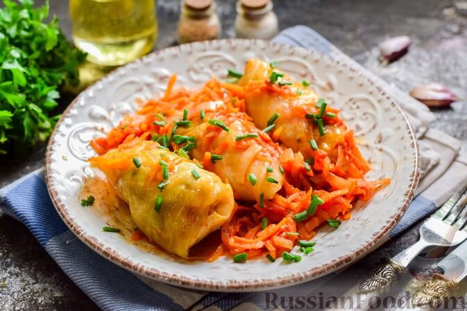капуста белокочанная, фарш мясной (свинина + курица), крупа гречневая, сметана, лук репчатый, морковь, томатная паста, соль, перец чёрный молотый, масло растительное