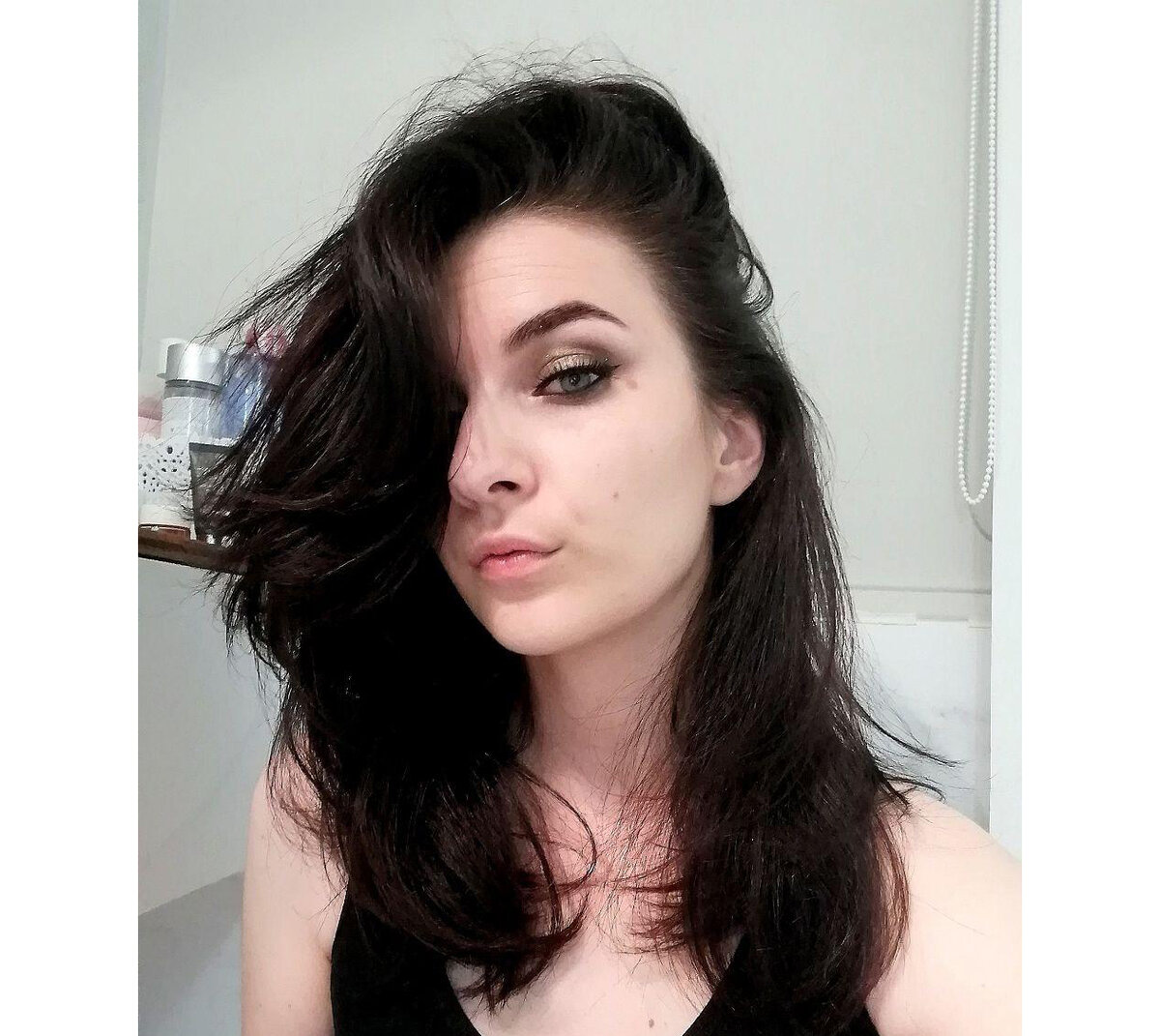 До использования средств из статьи. Фото делала для себя, на нем видно, что даже с укладкой видна пористая структура волоса