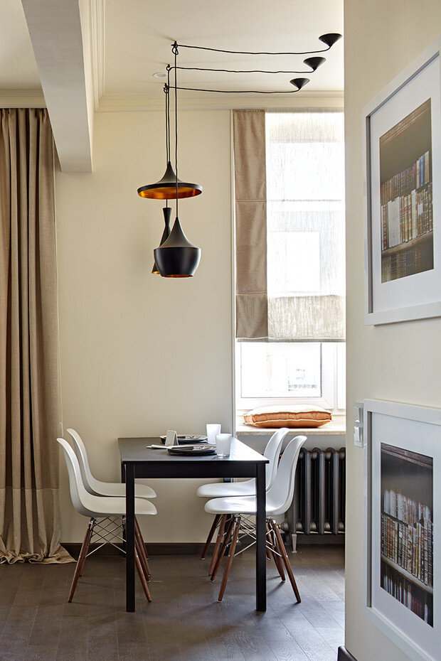 Вид на кухню из гостиной. Подоконник из травертина. Радиаторы, Carron. 