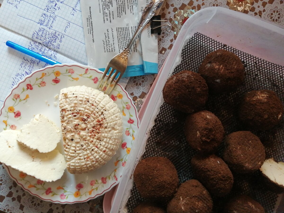 Слева адыгейский, справа Белпер Кнолле