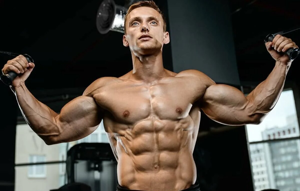 Максим Трухоновец обладает отличным рельефом, в одежде он не смотрится мощно потому что масса его тела 71 кг при росте 172, однако его пропопорции намного мощнее чем у того же Криса Хериа (73 кг при росте 185).