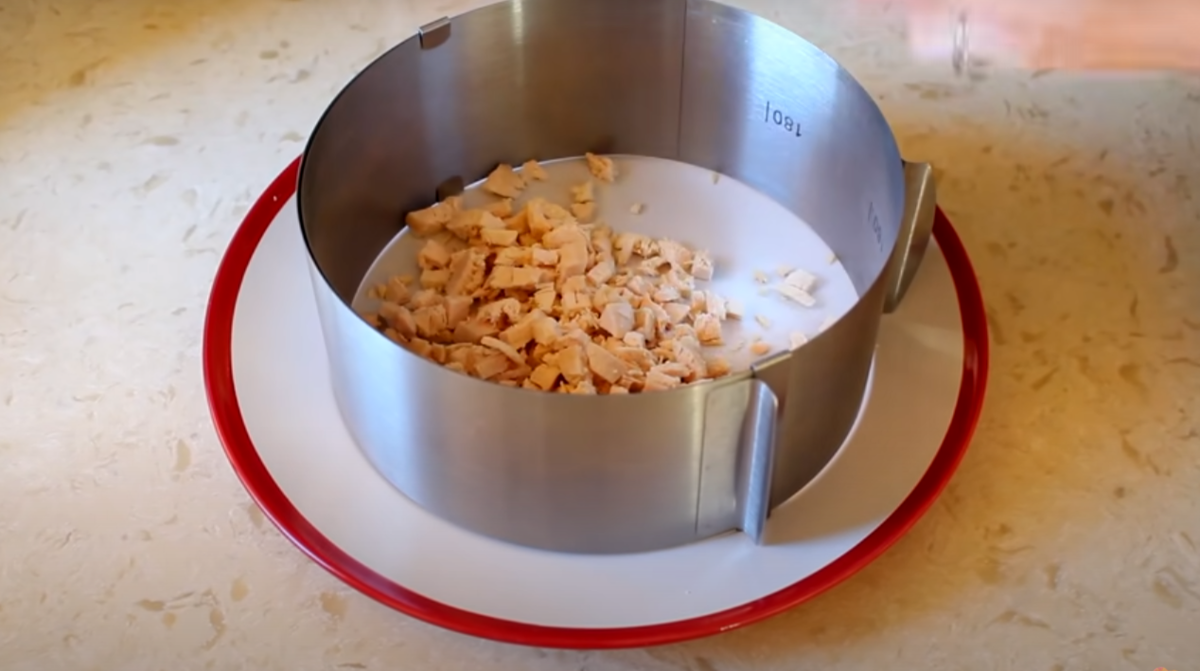 Используем вот такое кольцо или форму разъемную для выпечки 