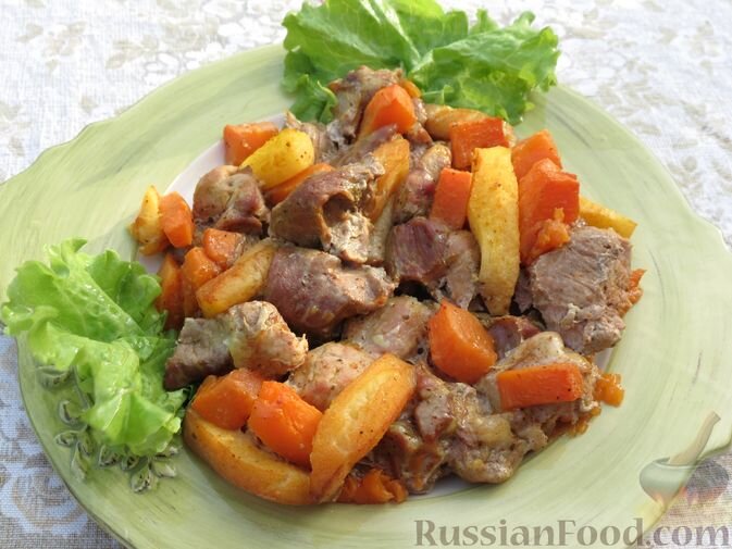 Продукты (на 4 порции)
Свинина (мякоть, у меня шея) - 600 г
Тыква - 450 г
Айва (крупная) - 300 г (1 шт.)
Чеснок - 2 головки
Приправа для свинины - 3 ч. ложки (по вкусу)
Масло оливковое - 2-3 ст. ложки + для смазывания фольги
*
Для подачи (по желанию):
Листья салата - 2-3 шт.
