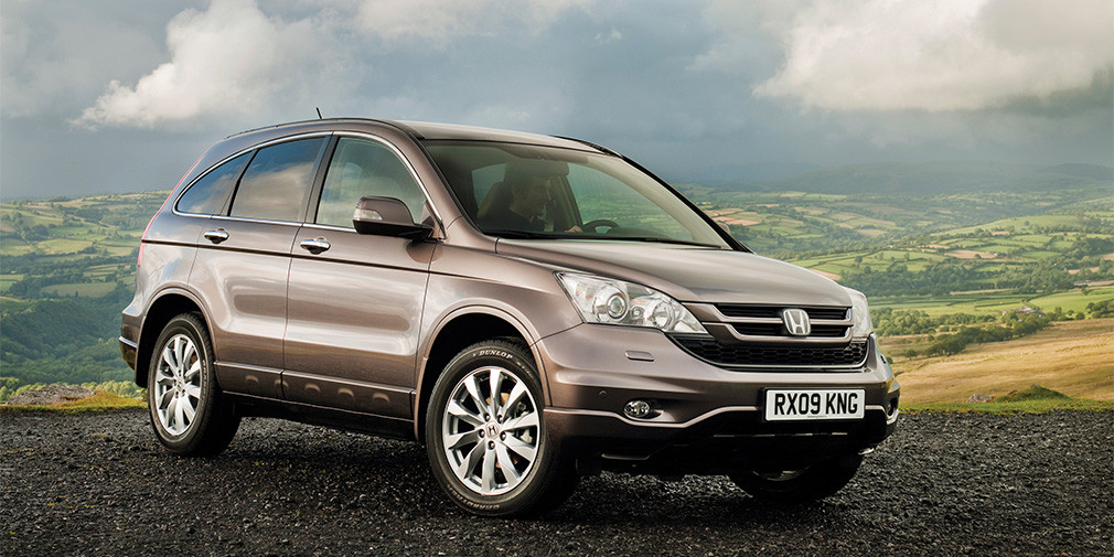 2. Honda CR-V, в отличие от RAV4, сейчас нельзя назвать популярным автомобилем на рынке новых машин в России. При этом на вторичке легко можно найти немало интересных предложений о продаже некогда востребованного в нашей стране японского кроссовера, который за свою 25-летнюю историю не раз занимал призовые места в различных конкурсах надежности. 
Например, в свежем рейтинге немецкой «Ассоциации технического надзора» (TUV) указано, что Honda CR-V третьего поколения 2006-2012 года выпуска — один из самых предпочтительных для покупки подержанных кроссоверов. Эксперты лишь отметили, что в отдельных случаях проблемы владельцу может доставить рулевое управление, а в остальном автомобиль практически не вызывает нареканий.

Кстати, кроссовер первого поколения, который выпускали с 1995 по 2002 год, тоже считается почти не убиваемым. Скажем, эту модель поставили на первое место в рейтинге надежности российской компании CarPrice среди машин 1998-2003 года выпуска.

