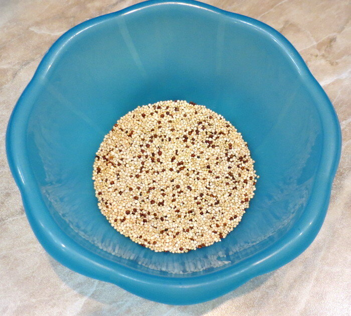 Вот из такой (бюджетной) крупы я вчера варила: смесь белых и красных зёрен киноа