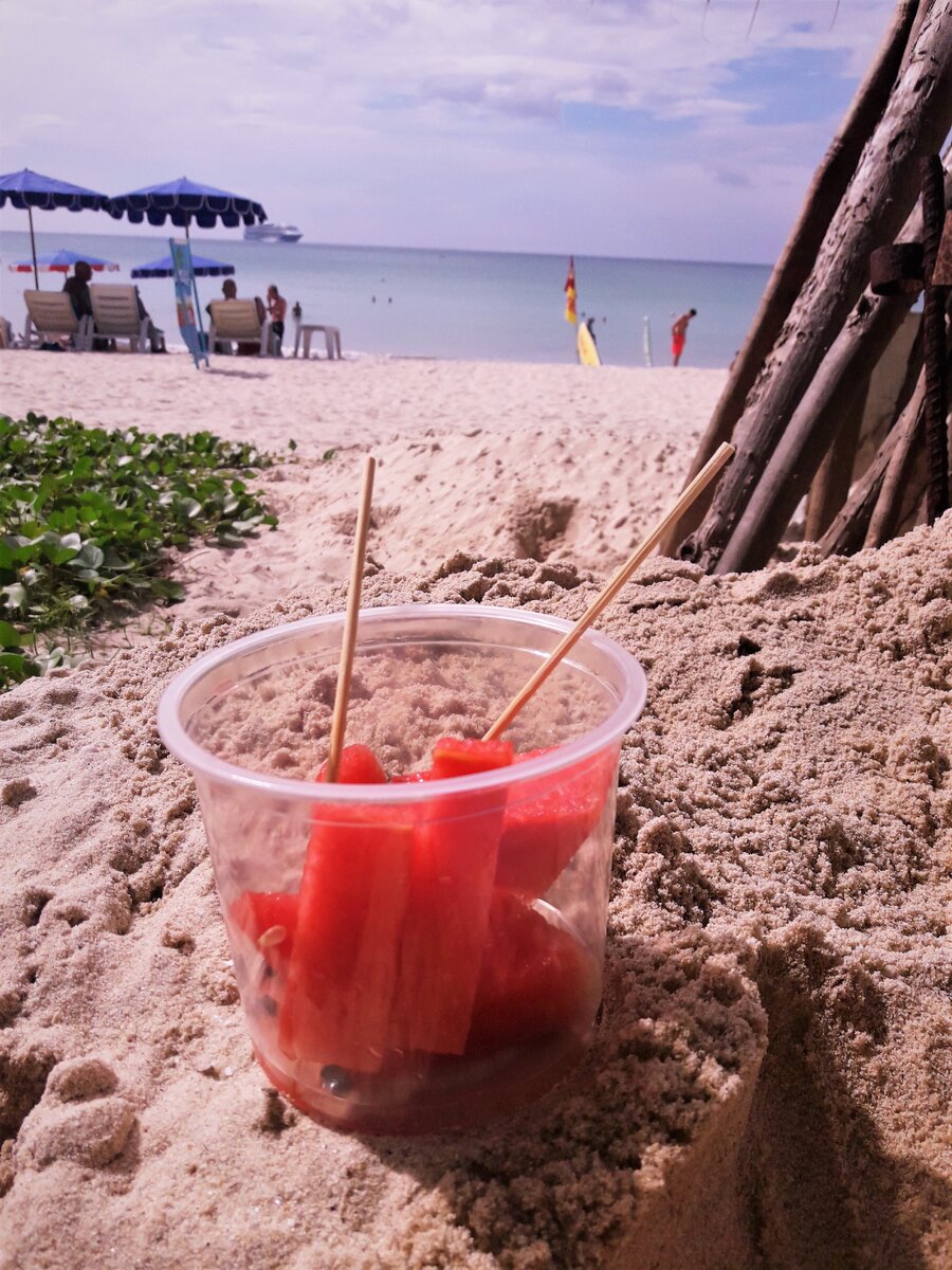 Арбуз на пляже