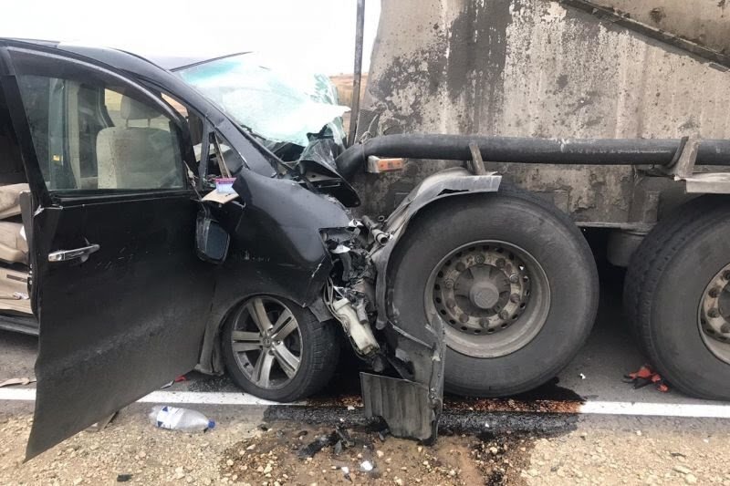 Трое погибших, четыре человека в больнице - таков итог столкновения минивэна с грузовиком в Воронежской области.