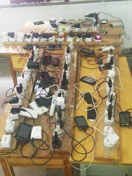Примерно так выглядит зарядка телефонов в армии. Источник фото: https://vk.com/dmbtimer
