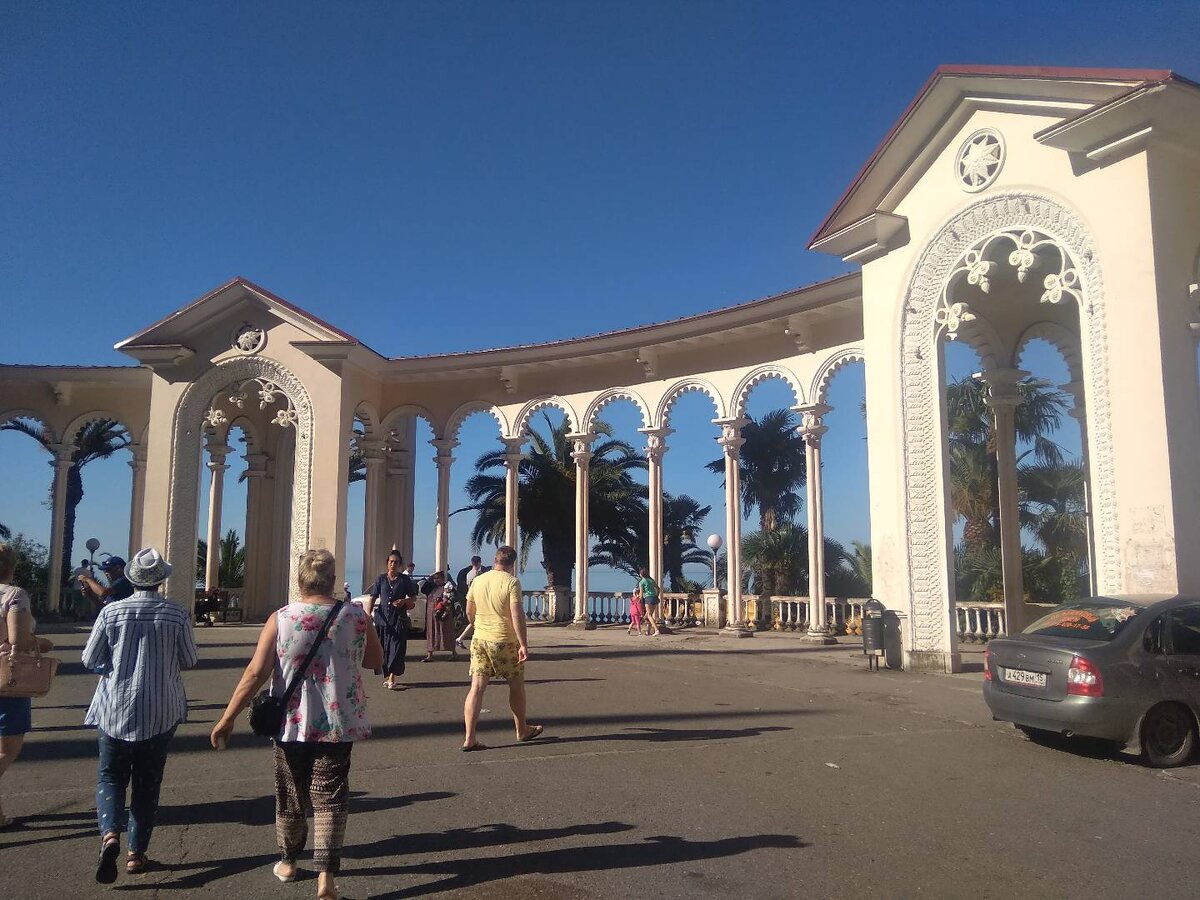Колоннада в Гаграх. Фото из личного архива