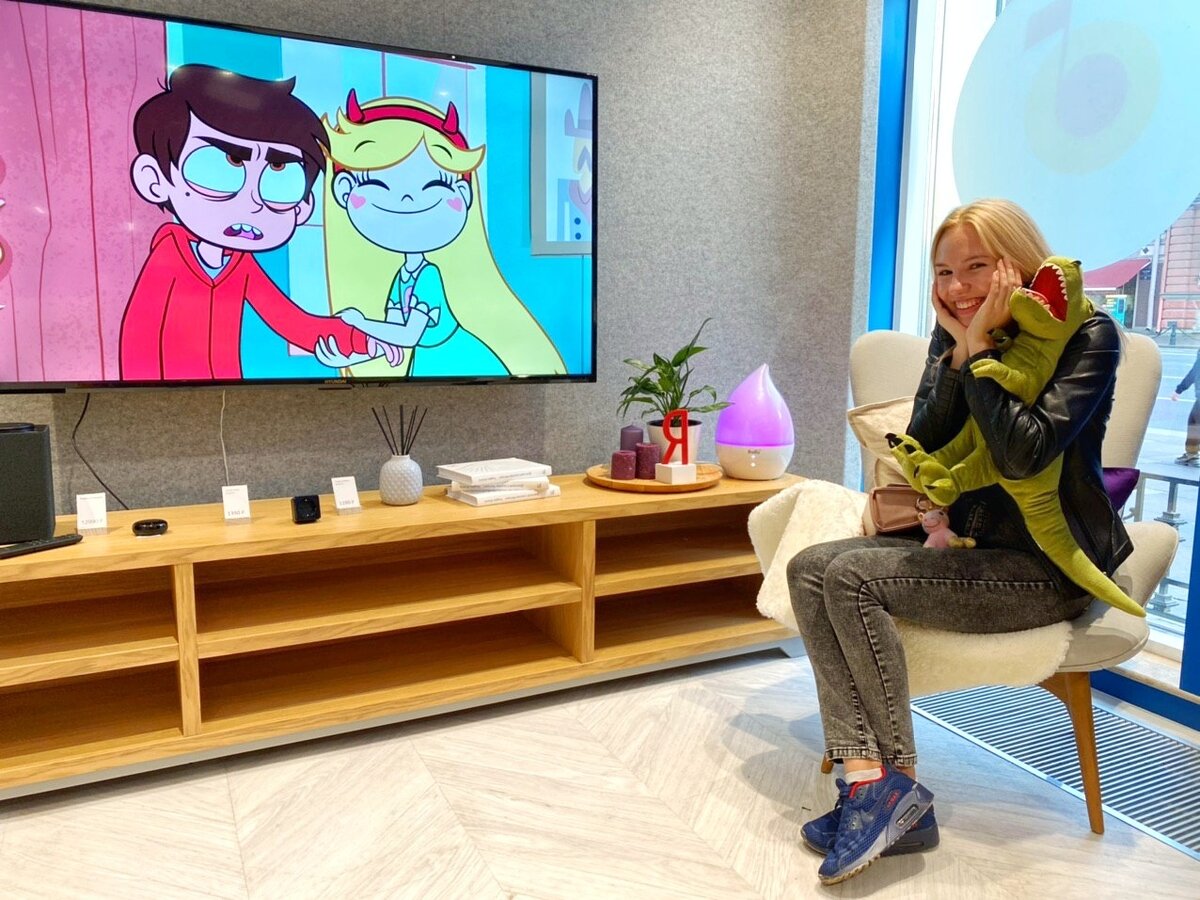 Это я в музее Яндекса, смотрю мультик, что мне включила Алиса