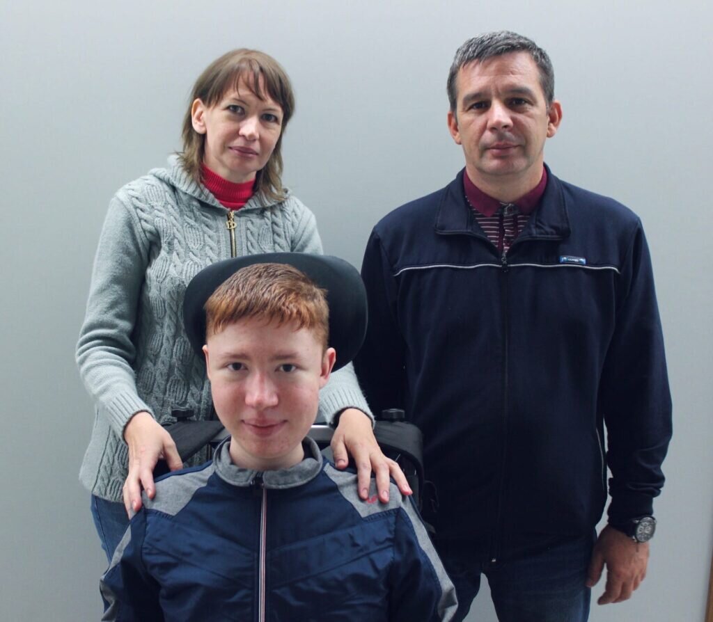 Никита с родителями на одном из проектов фонда – «Клинике МДД» в 2019 году. Фото предоставлено фондом "МойМио"