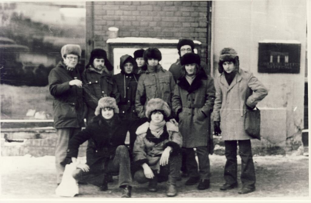 Редкая фотография, на которой Виктор Цой в зимней шапке. 1980 год. Крайний слева Александр Донских-Романов, Виктор Цой по центру, слева от него Алексей Рыбин. Крайний справа Майк Науменко.