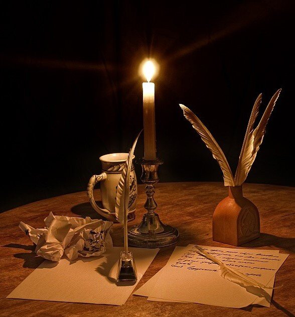 Я себя не считаю поэтом Юрий Александрович Налимов
Я себя не считаю поэтом,
Лишь ночами в безмолвной тиши,
В лютый холод зимой, жарким летом,
Я пишу, просто так, для души.

В голове моей  мысли бушуют,
Память в детство частенько ведёт.
Разноцветные краски бликуют,
А фантазия спать не даёт.

Я промчался по нашей вселенной,
Где грустил, а чему-то был рад.
Любовался красой обалденной,
И с планетами шёл на парад.

На Земле улетал на природу,
Где в тропических джунглях блуждал.
По горам погулял в непогоду,
И в морские пучины нырял.

Вот сегодня раненько поднялся,
Чтоб в дорогу рюкзак снарядить.
В Антарктиду смотаться собрался,
Помечтать и в торосах бродить.

Льдов полярных ладонью коснуться,
Пингвинёнка в руках подержать.
А под вечер обратно вернуться,
И скорей обо всём написать.

Я поэтом себя не считаю,
Но когда в сердце радость иль мрак,
Иль о чём-то хорошем мечтаю,
То пишу, для души, просто так.


Всем Спасибо!