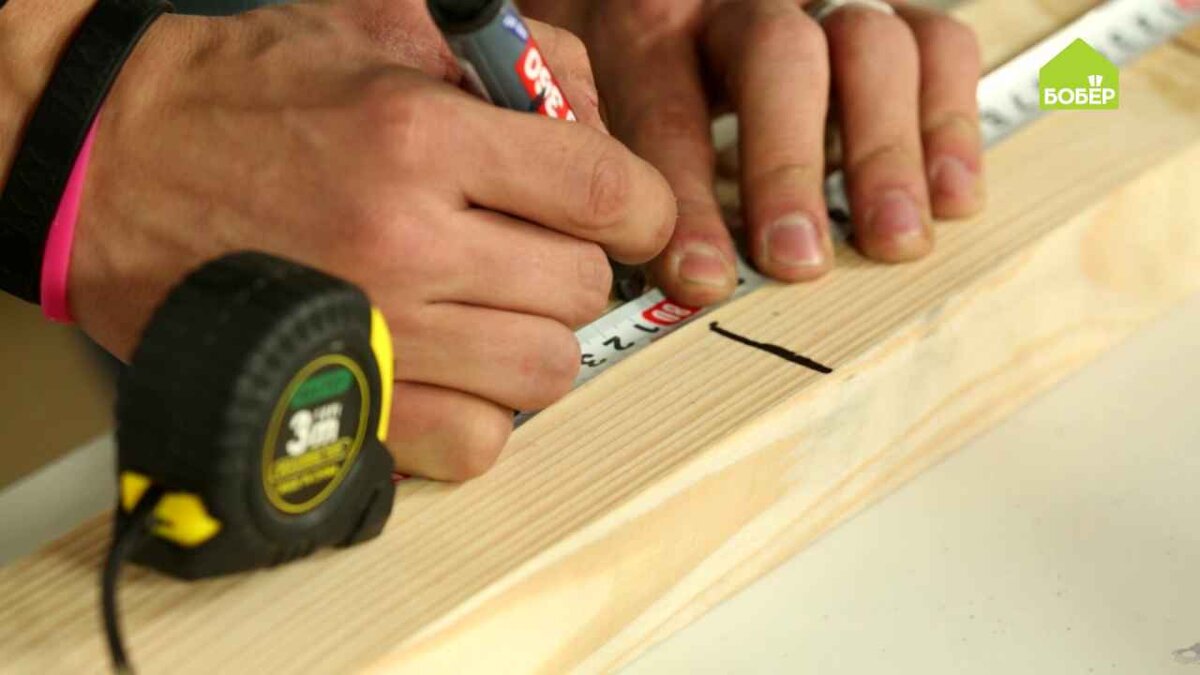 Чтобы сделать каркас для кресла, с помощью рулетки и  маркера разметьте брусок. Понадобится 2 штуки длиной 80 см (задние ножки  кресла) и 2 штуки длиной 45 см (передние ножки кресла). Рекомендуется  взять брус, толщина которого одинакова по всей его длине, а также  который имеет идеальную линейность, в противном случае геометрия кресла  будет нарушена.