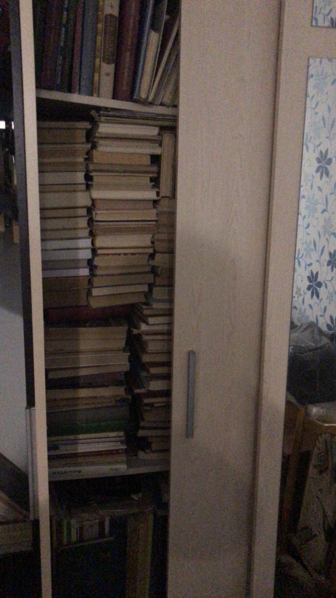 Один из шкафов используемый не по назначению