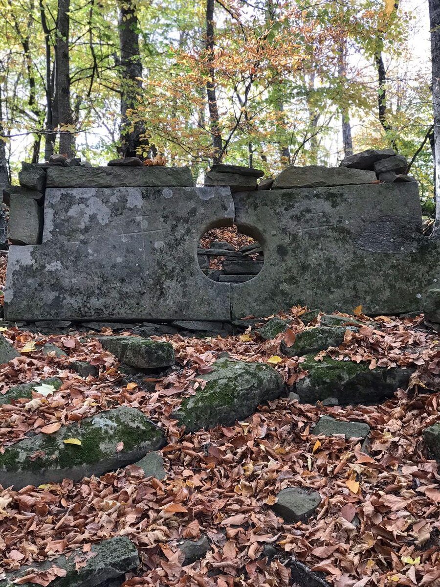 дольмен на местах силы Лесо-Кяфаря