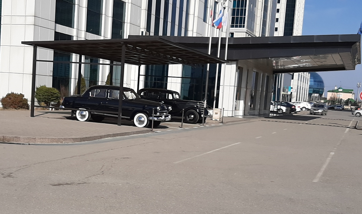 Рядом с отелем в "Грозный-Сити" припаркованы интересные были авто. Фото: автора.