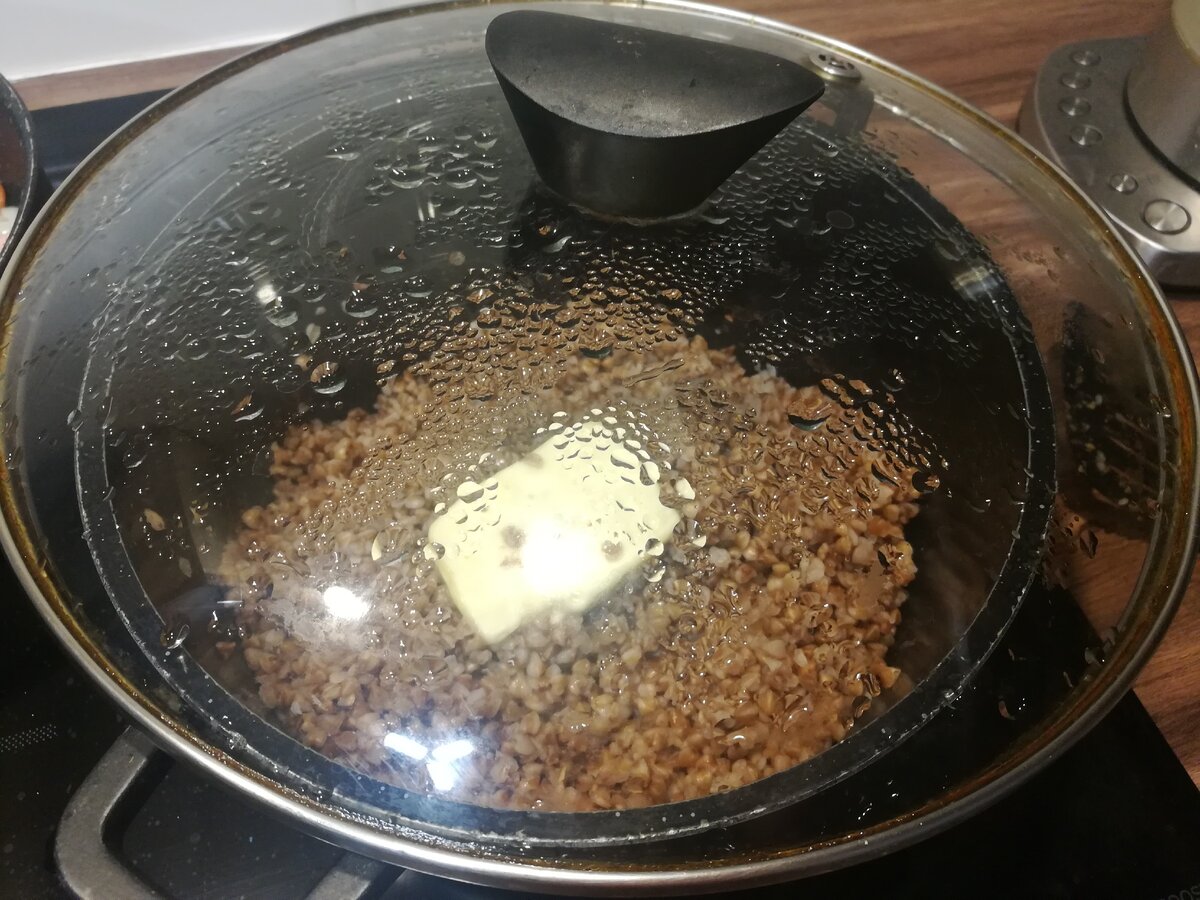 Масло не размешиваем, а просто накрываем кашу крышкой