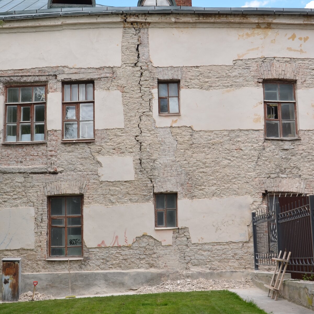 Трещина в которой "живут пауки")